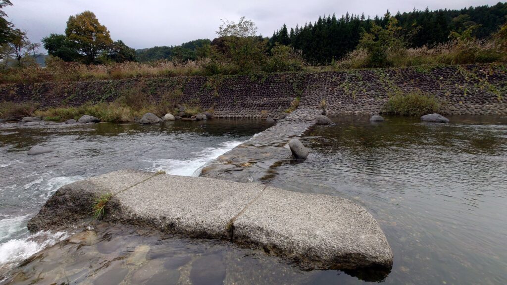 尾瀬高原オートキャンプ場下の堰