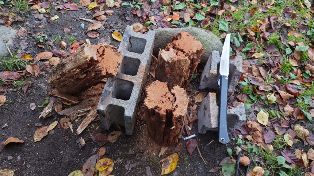 鋸でカットした丸太