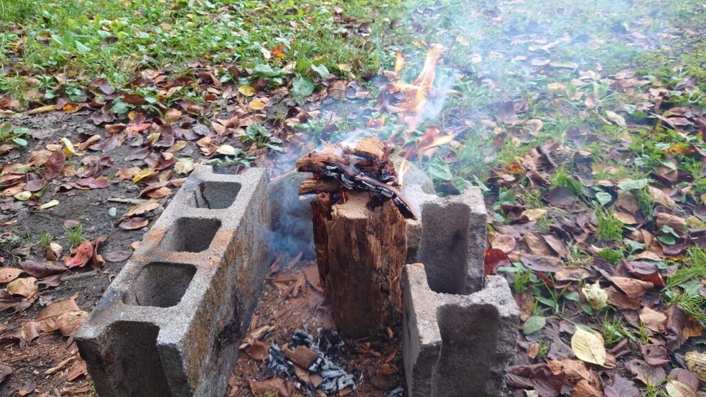 ボロボロ丸太のスエーデントーチ