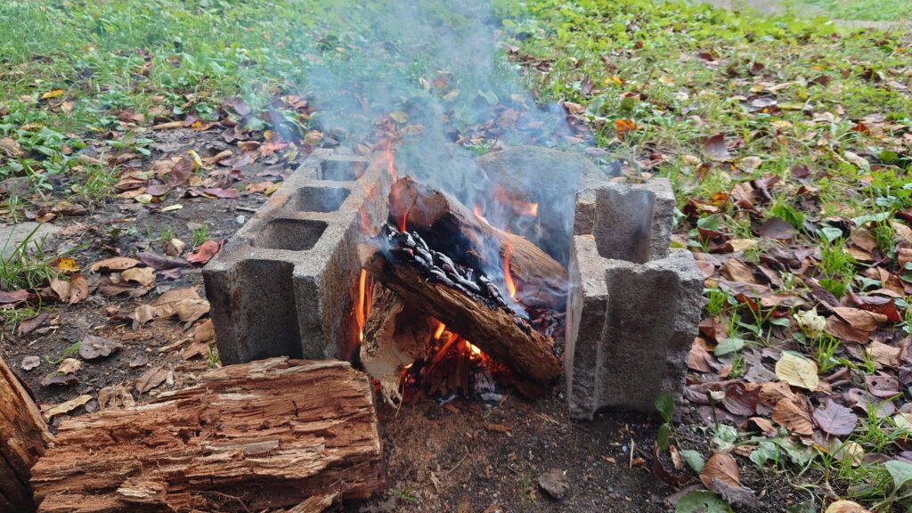 もらった薪で焚火