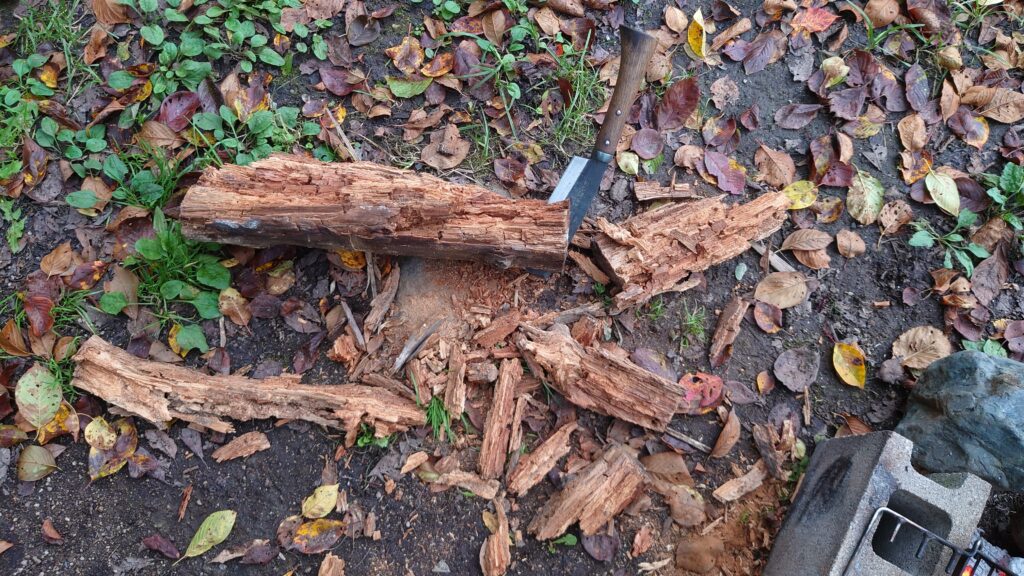 薪割ならぬ薪砕き