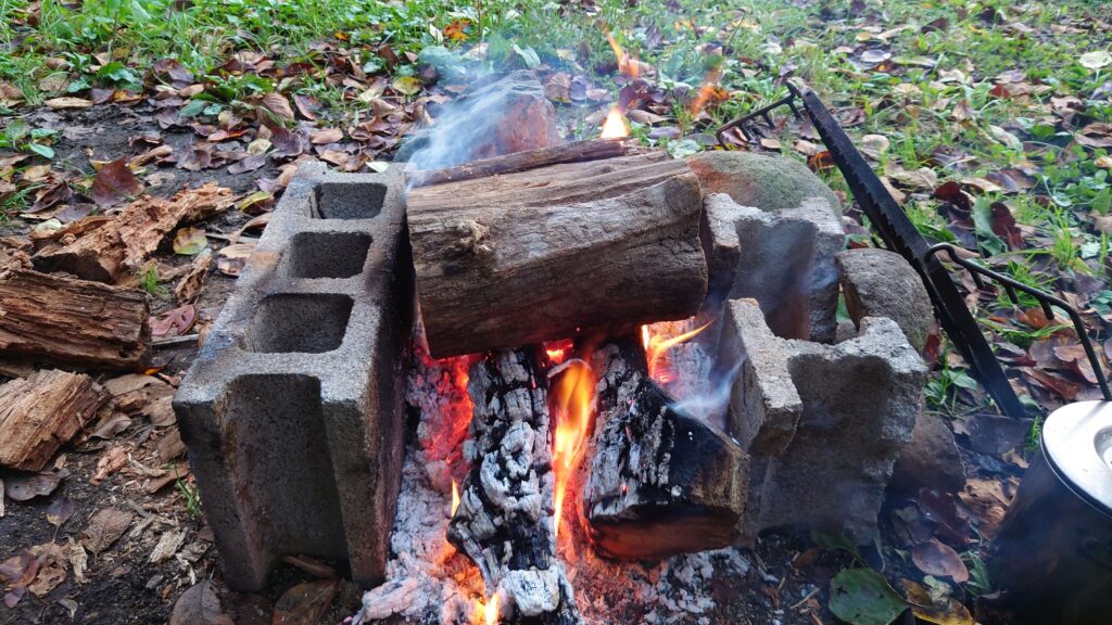 焚火に津混んだ丸太