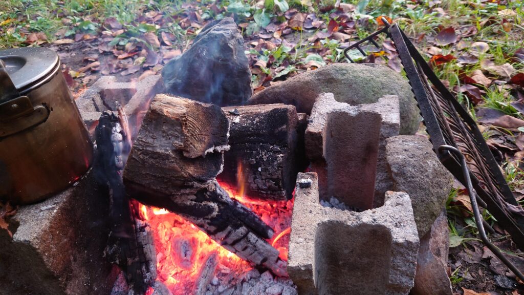向きを変えた大きな薪