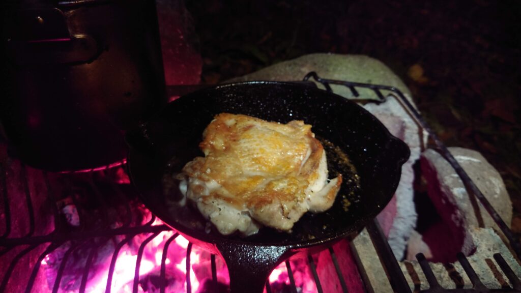 スキレットで調理した鶏モモ肉