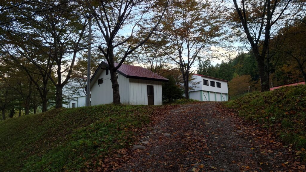 尾瀬高原オートキャンプ場トイレと体育館