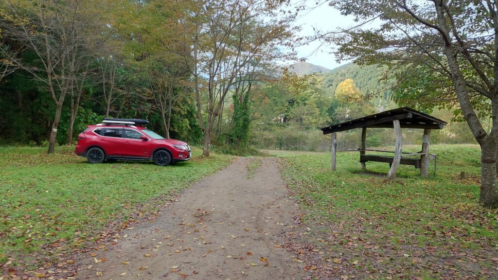 尾瀬高原オートキャンプ場水場とテントサイトに駐めた車