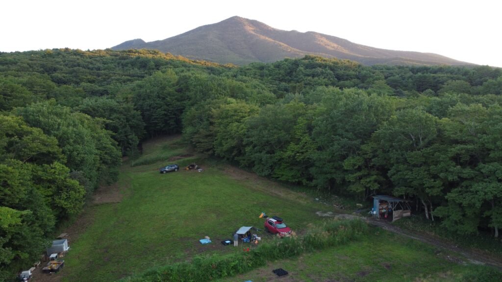 星空キャンプ場から山頂方面を望む