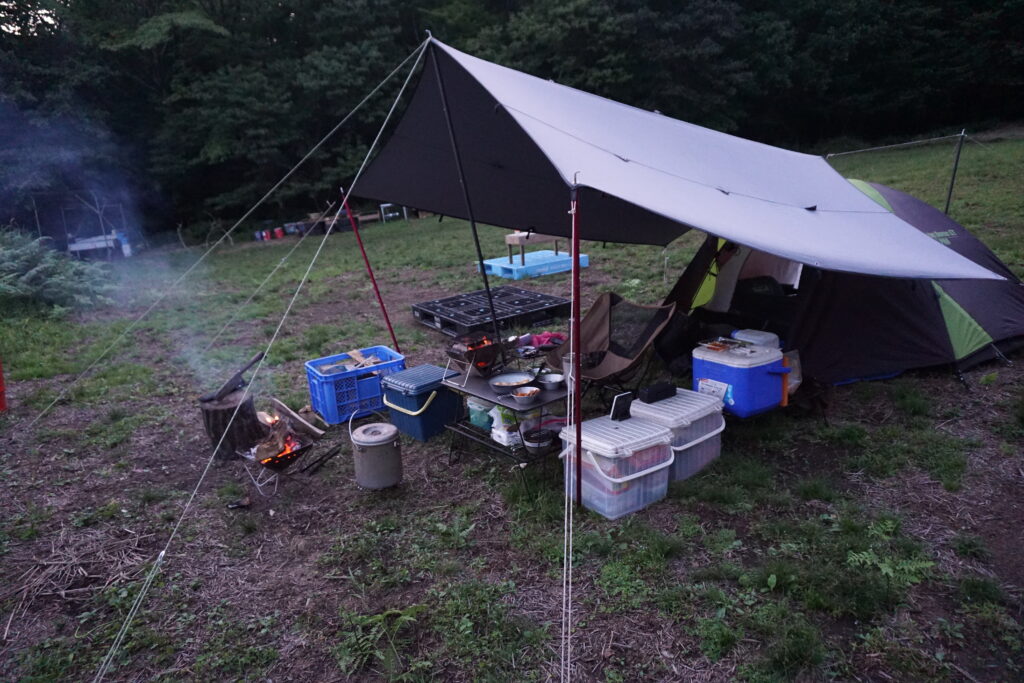 夕暮れのテントサイト