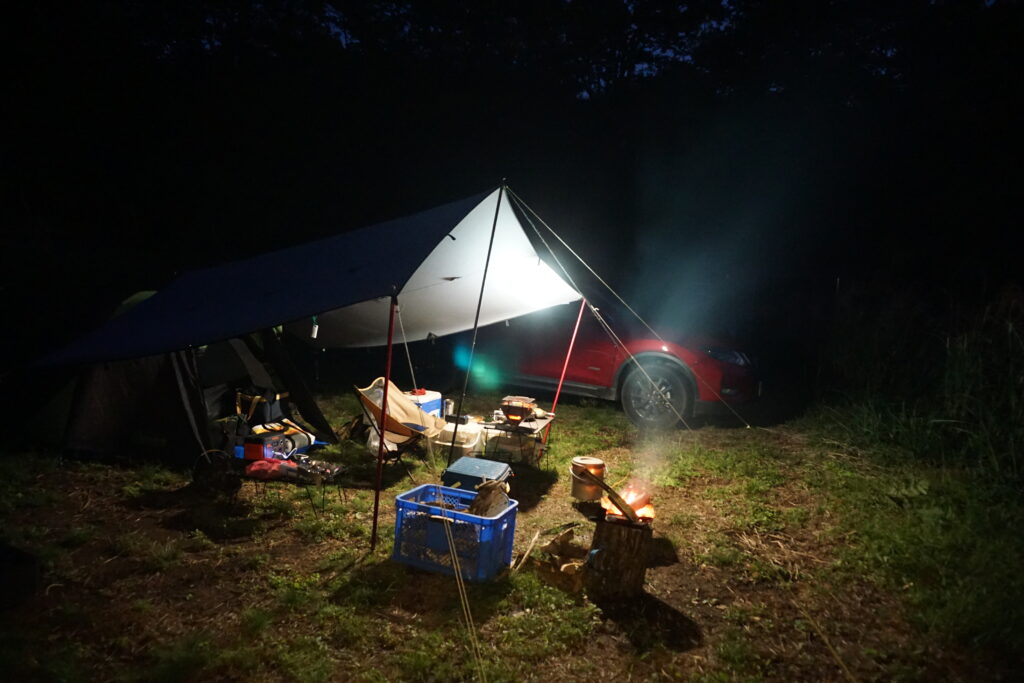 星空キャンプ場夜のテントサイト
