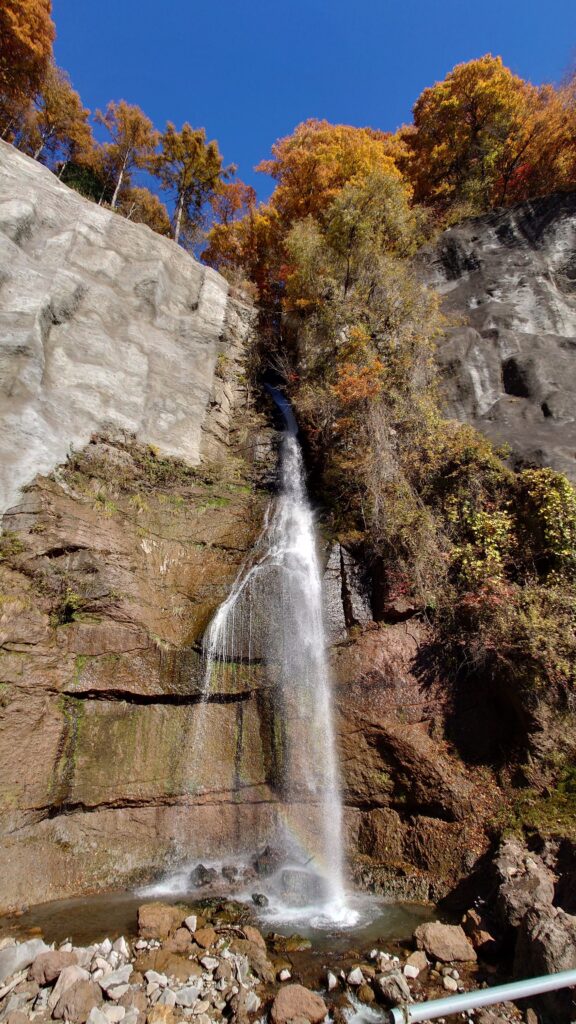 国道144号沿いの瀬戸の滝