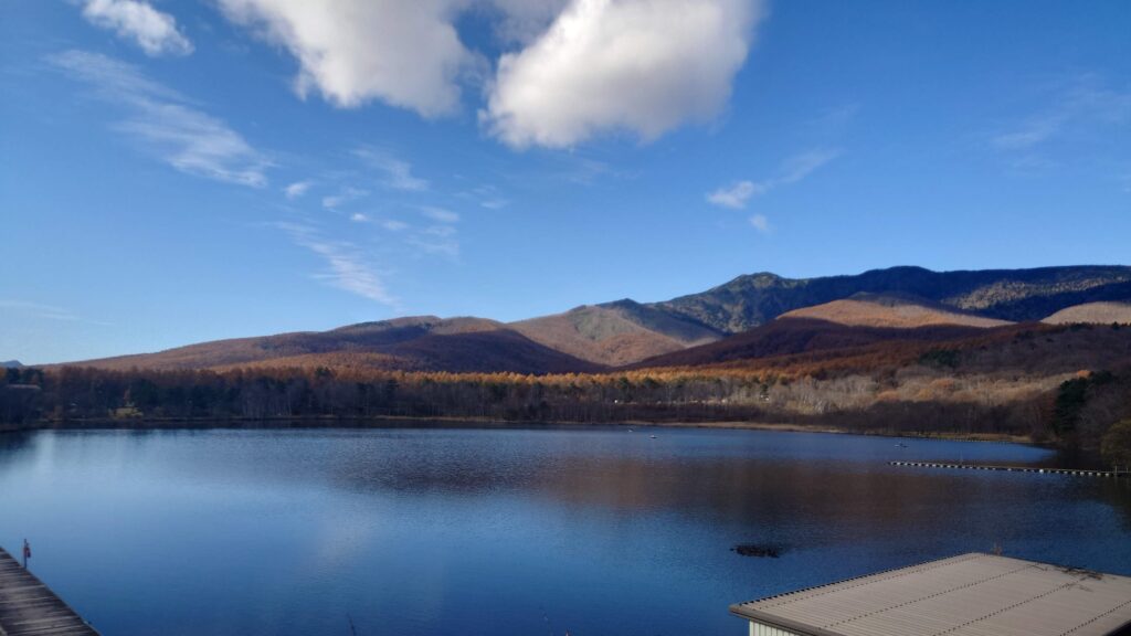 バラギ湖ボートハウスからバラギ湖を臨む