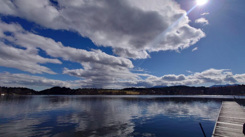 バラギ湖桟橋からみたカンパーニャ嬬恋キャンプ場方面