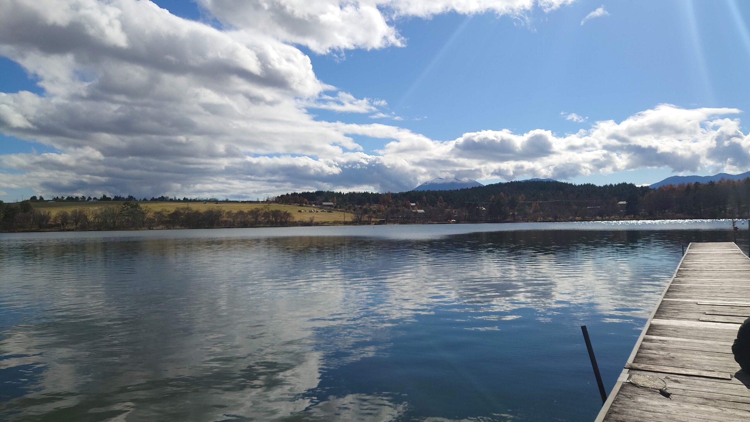 バラギ湖桟橋から見えるカンパーニャ嬬恋キャンプ場草原サイト