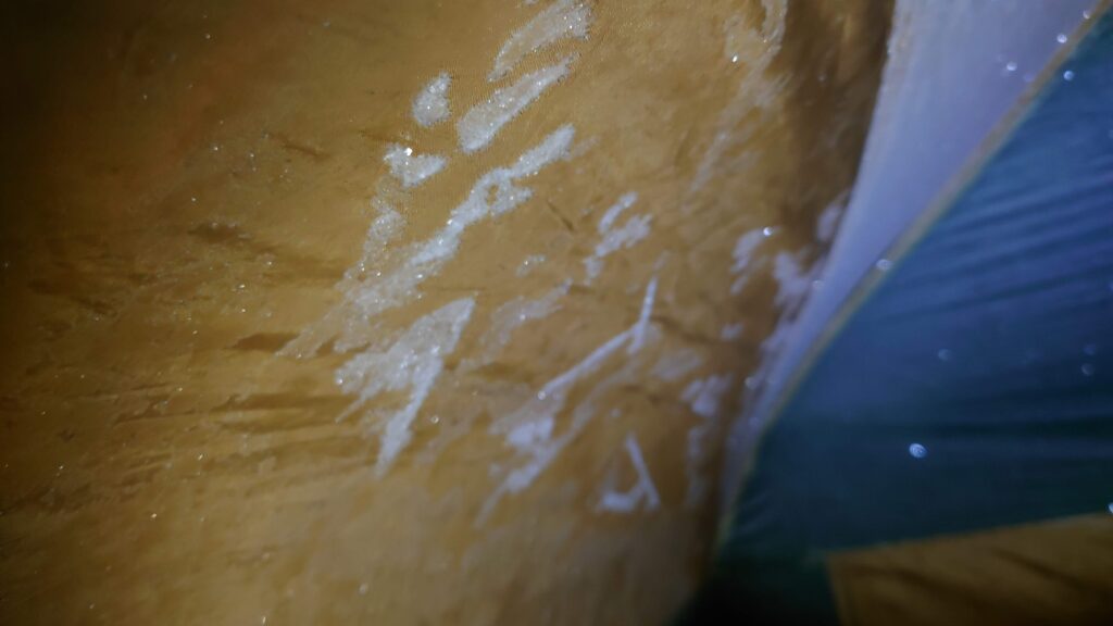 凍ったテントの内側