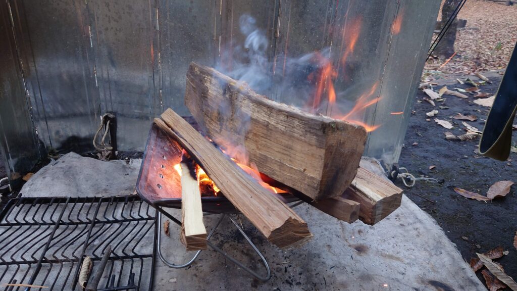 焚火台に無理矢理突っ込んだぶっとい薪