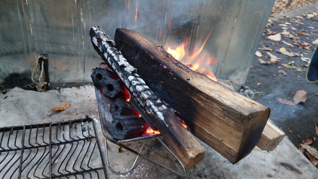 オガ炭を突っ込んだ焚火