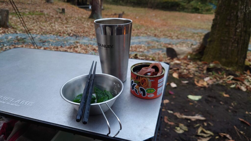 つまみはキュウリの漬物といかの缶詰