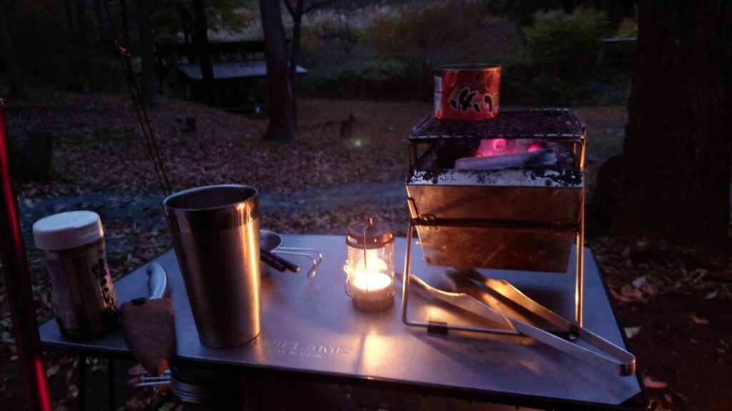 テーブルの上のキャンドルランタン