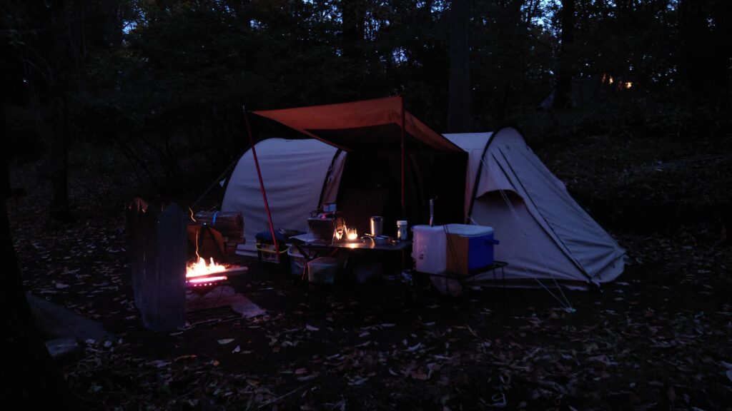 テントサイトの焚火とキャンドルの灯り