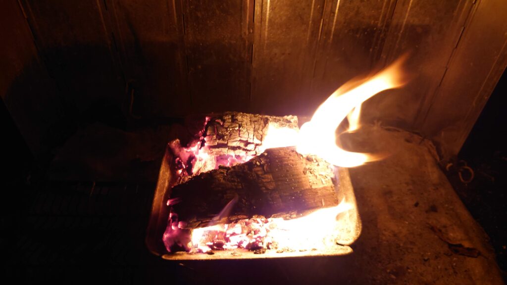 焚火だ一杯の熾