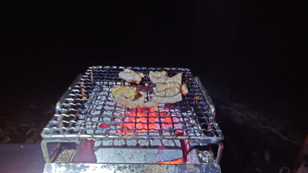 渦中電灯で照らした焼き肉