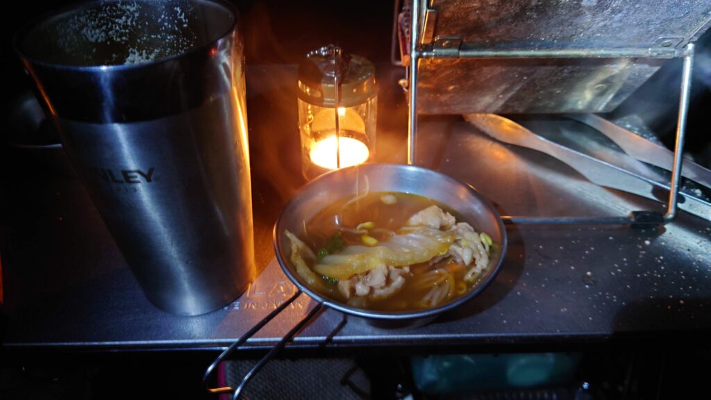 シェラカップによそったキムチ鍋とキャンドルランタン
