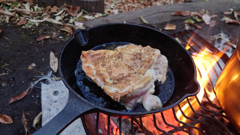 皮目が焼き上がった鶏モモ肉