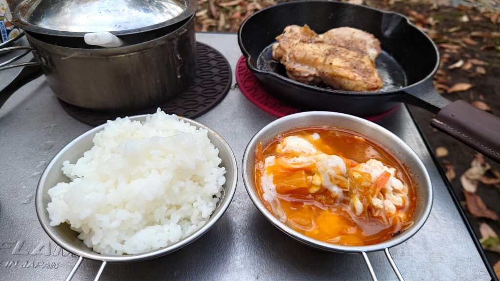 スキレットで焼いた鶏モモ肉とキムチ鍋の朝食