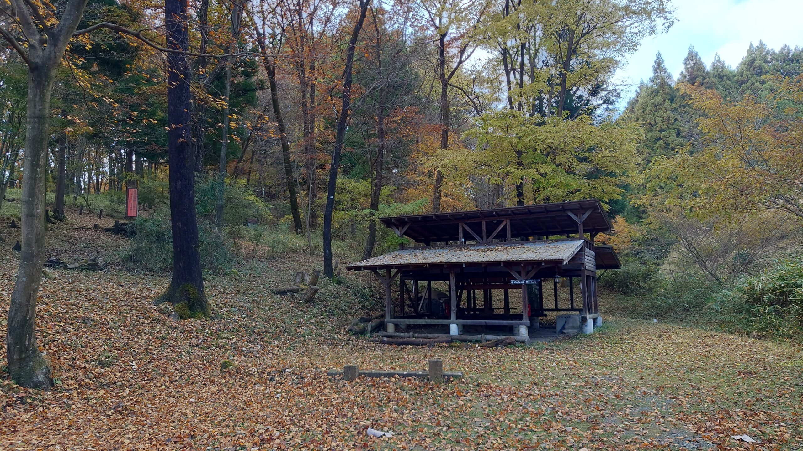 キャンプ冒険仲間屋根付雑魚寝焚火スペース