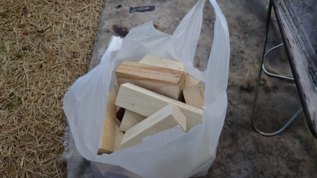 谷川岳温泉Camp&Fieldでもらった焚き付けようの薪