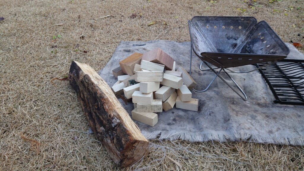 焚火台とサイズの違う薪