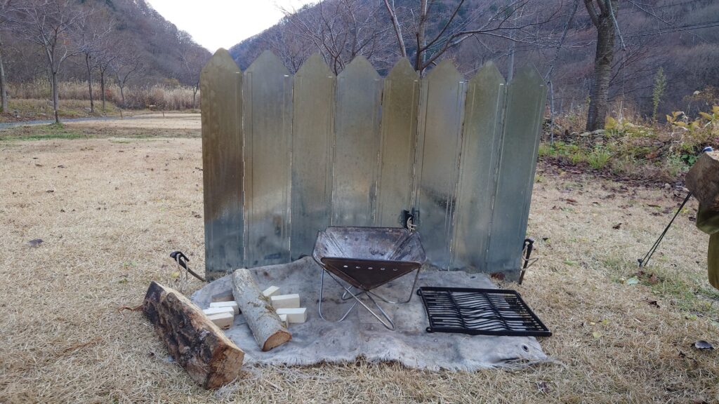 スクリーンを張った焚火スペース