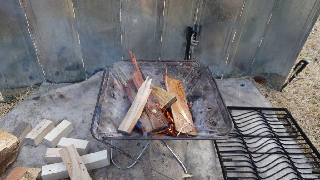 燃え始めた焚火