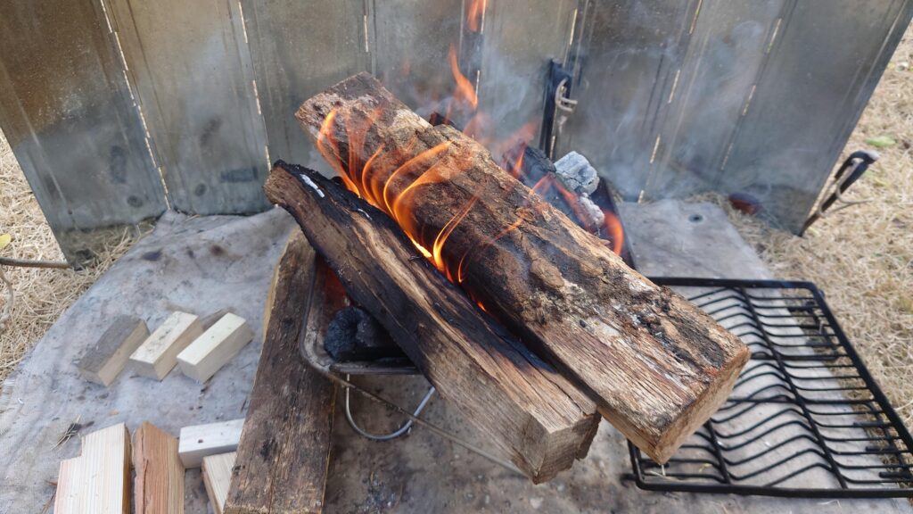 焚火台から飛び出る特大薪