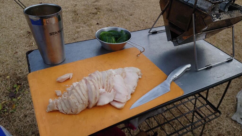 低温調理した鶏胸肉のスライス