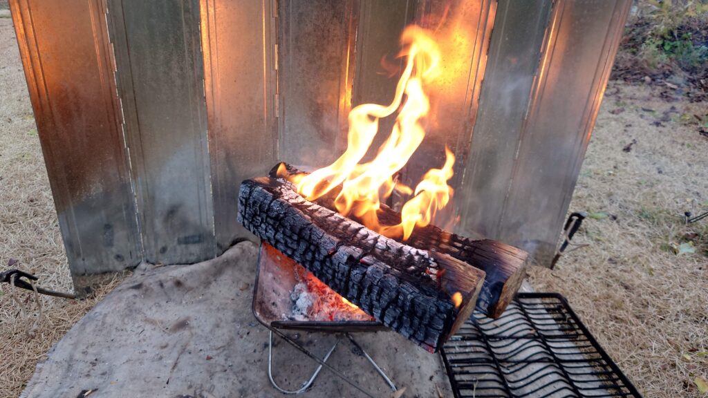 スクリーンに映る焚火