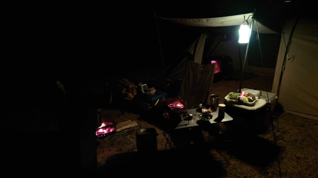 テント前のリビングエリア