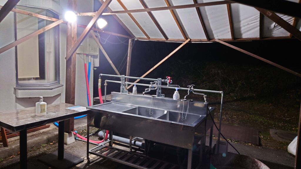 夜の谷川岳温泉Camp&Field水場