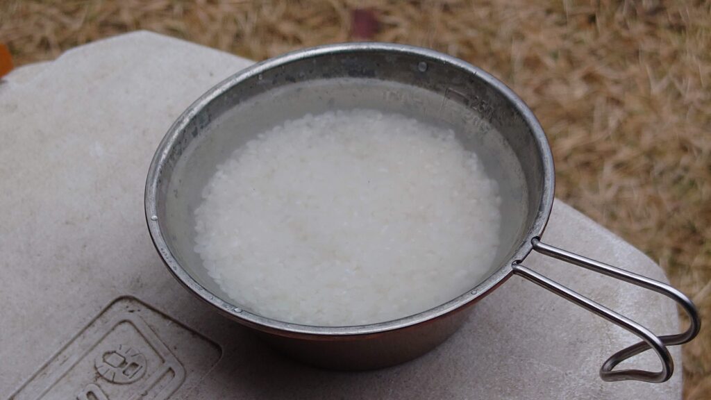 シェラカップに研いだ米