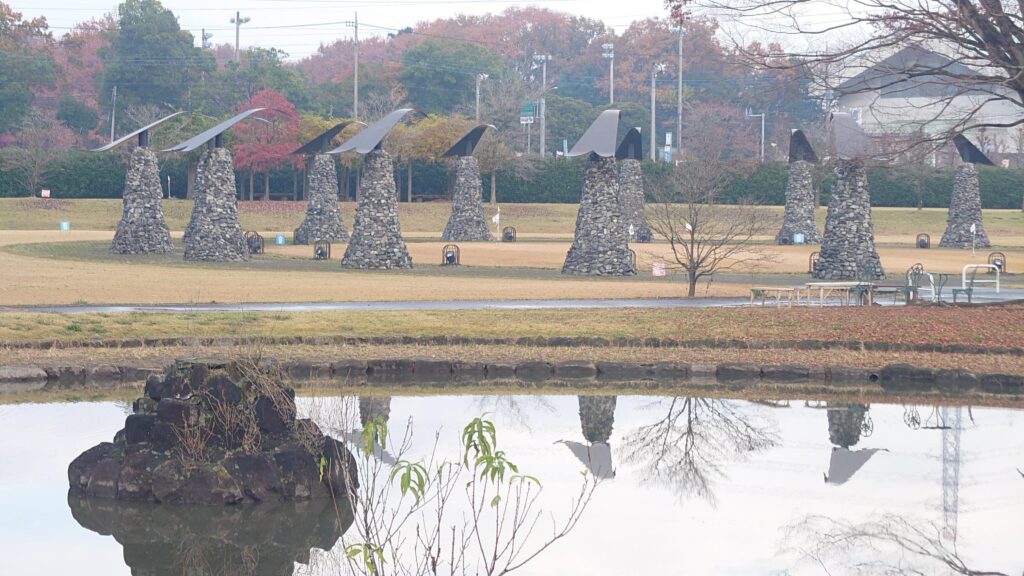 ひょうたん池と「飛翔」のモニュメント