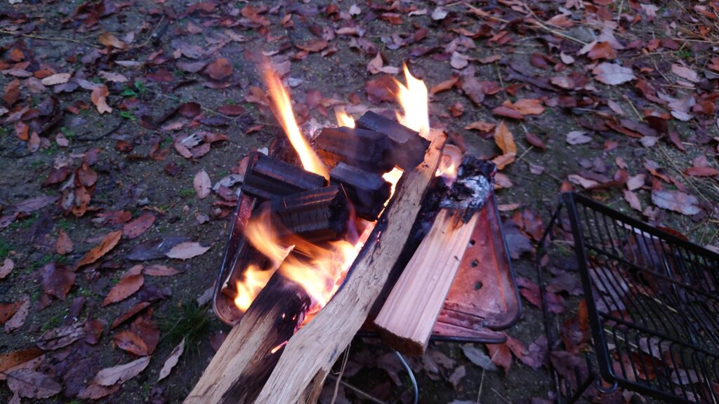 焚火に投入したオガ炭