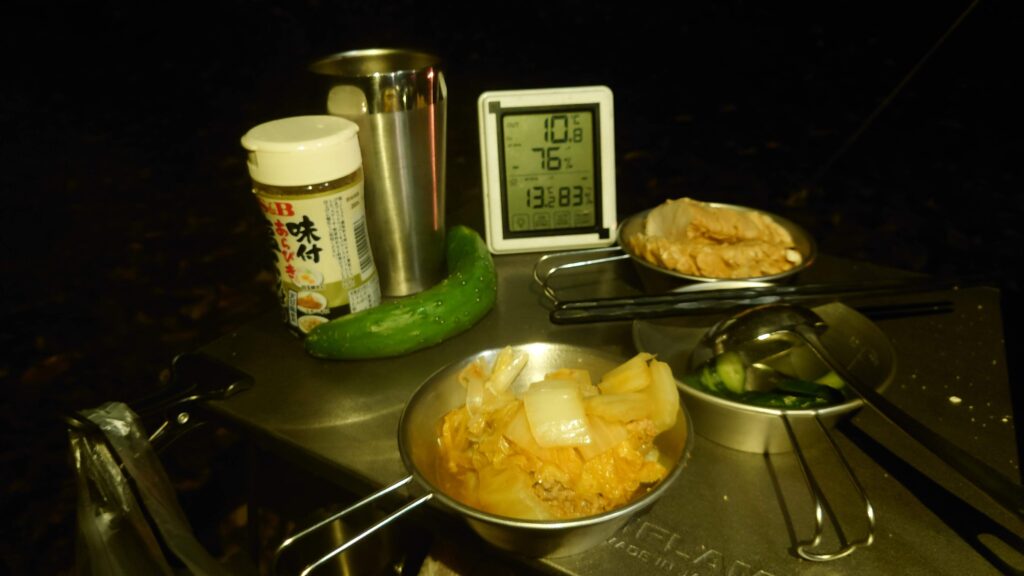 シェラカップによそったキムチ鍋