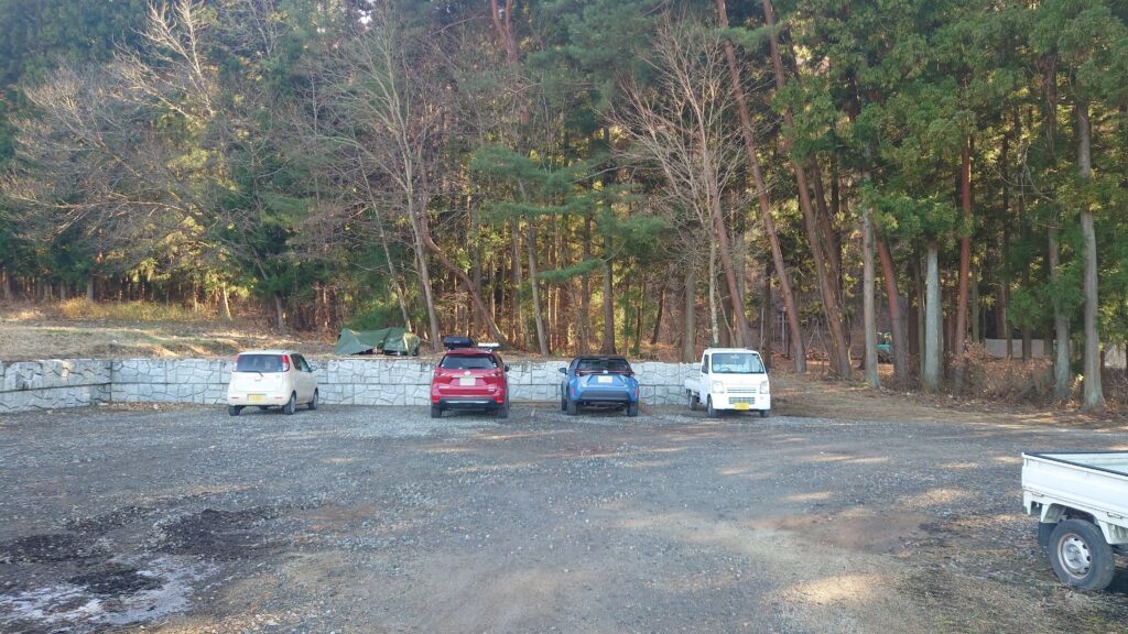 皇海山キャンプフォレスト入り口駐車場