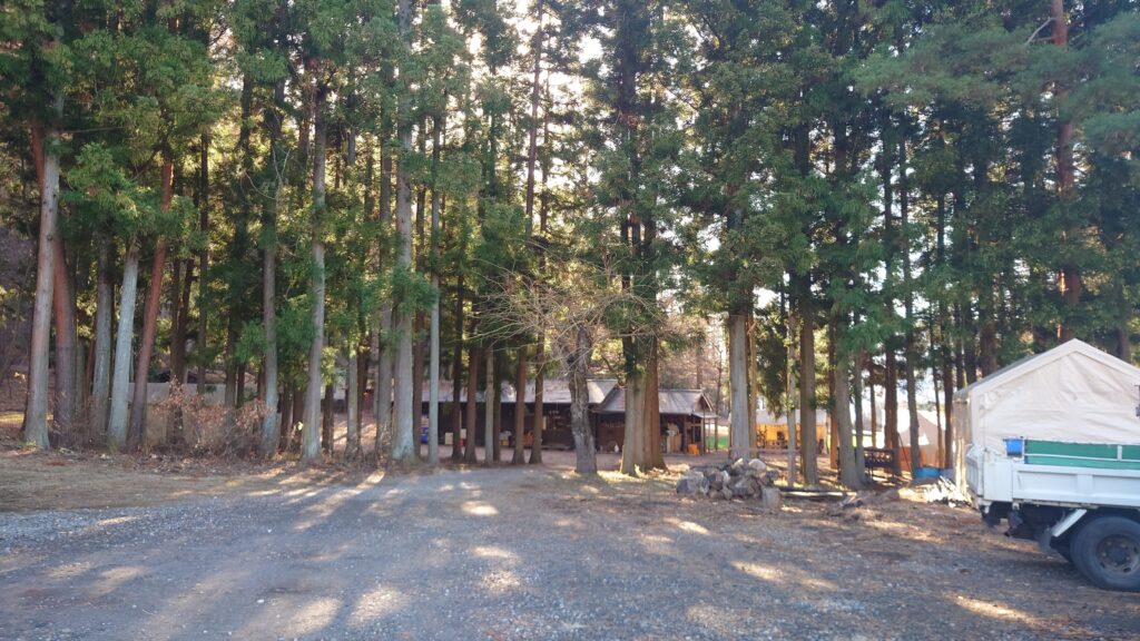 皇海山キャンプフォレスト駐車場から見た管理棟