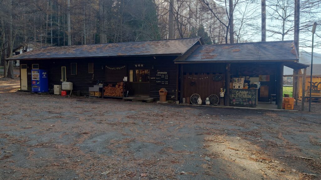 皇海山キャンプフォレスト管理棟