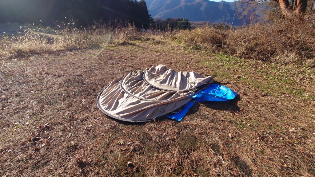 皇海山キャンプフォレスト星空サイトテント設営中