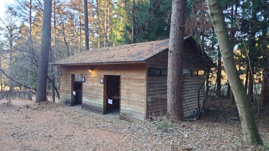 皇海山キャンプフォレスト閉鎖中のトイレ