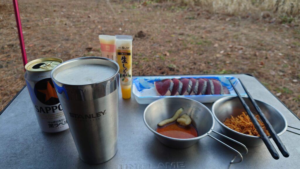ビールとカツオのたたきとベビースターラーメン