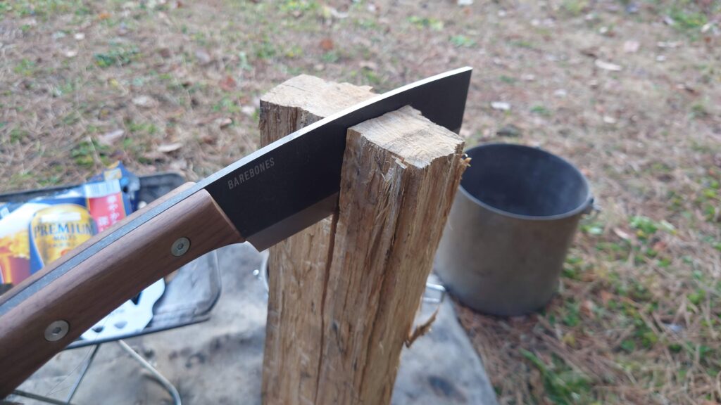 ベアボーンズナタハチェットでの薪割り