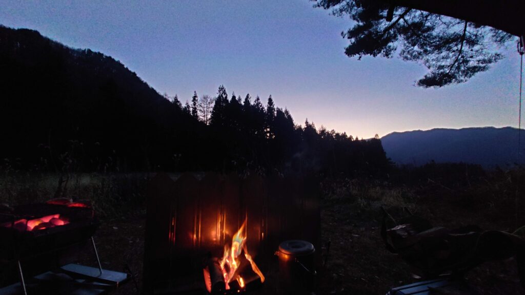 皇海山キャンプフォレスト夕暮れ